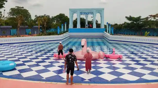 Tropikana-Waterpark-kolam-renang-berkonsep-negara-Maroko-di-Kabupaten-Cirebon-1.jpg