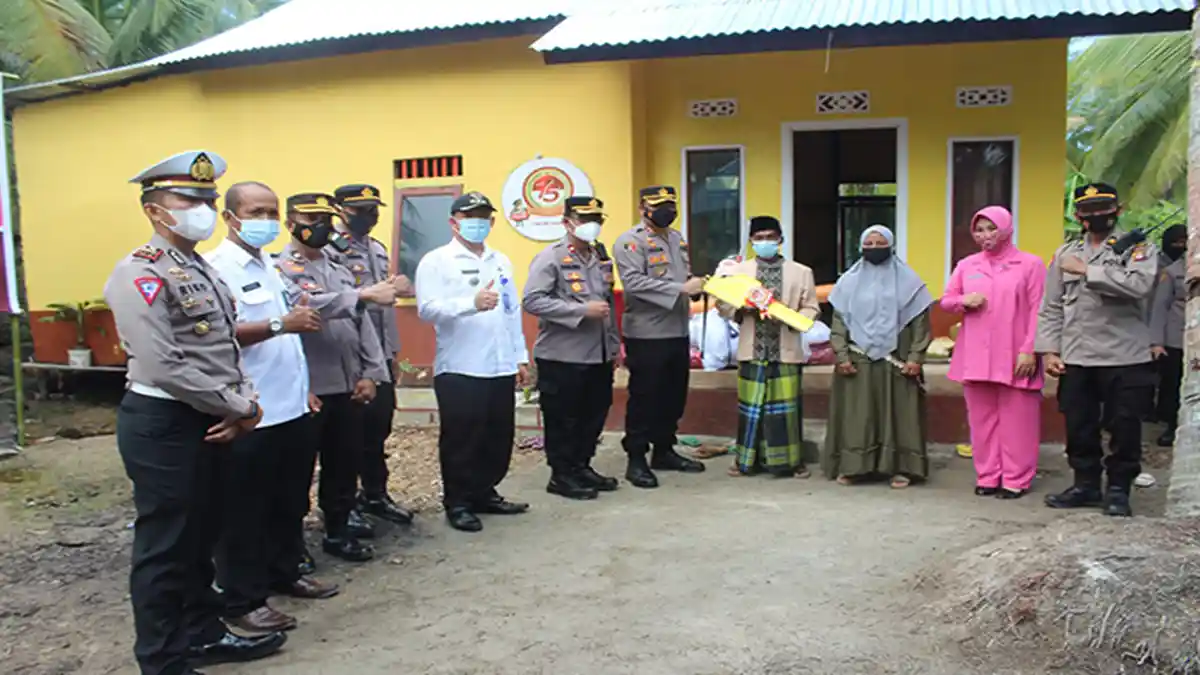 Keseharian Sebagai Pemanjat Kelapa, Fadli Dapat Program Bedah Rumah Dari Polres Mempawah