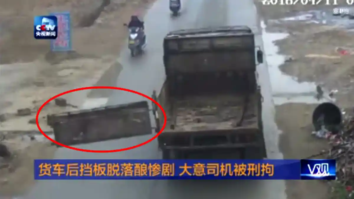 Truk Melaju Pintu Belakang Terbuka, Kejadian Berikutnya Mengerikan
