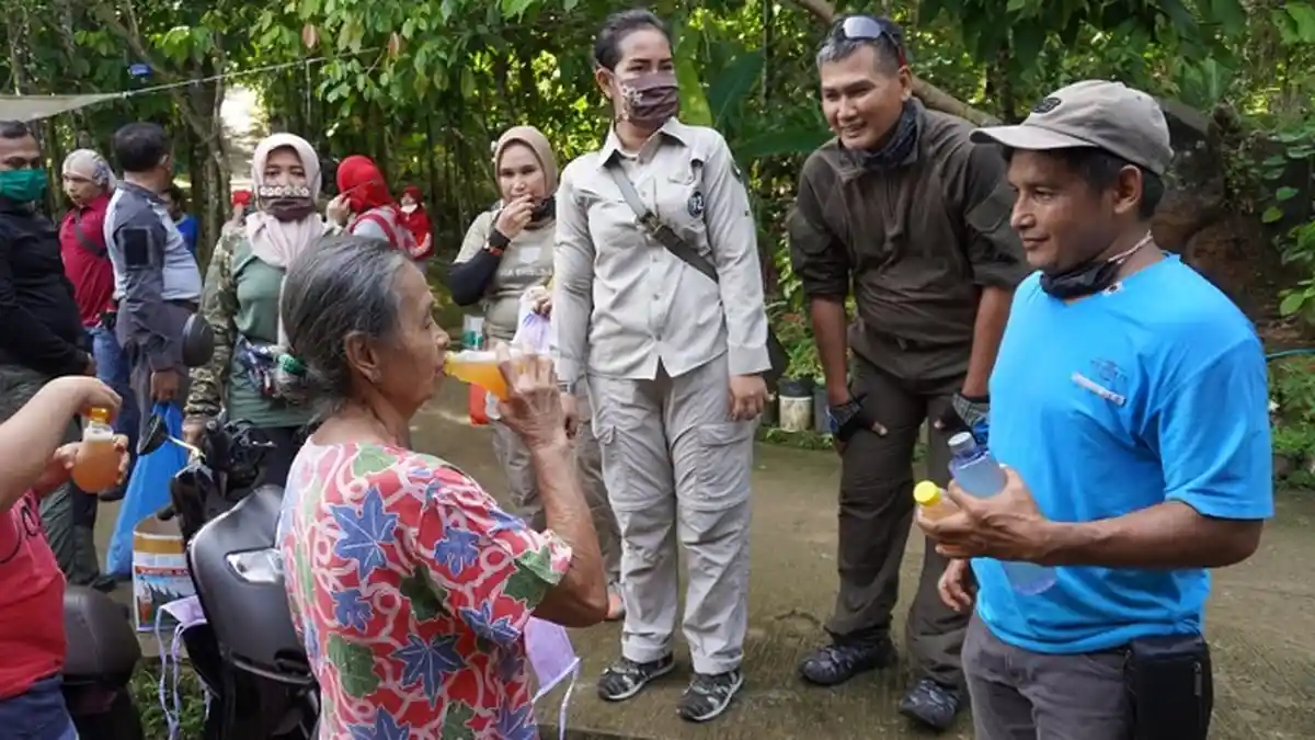 Korem 032/Wirabraja Bakti Sosial Bersama Warga Sekitar Bukit Gado-gado Kota Padang