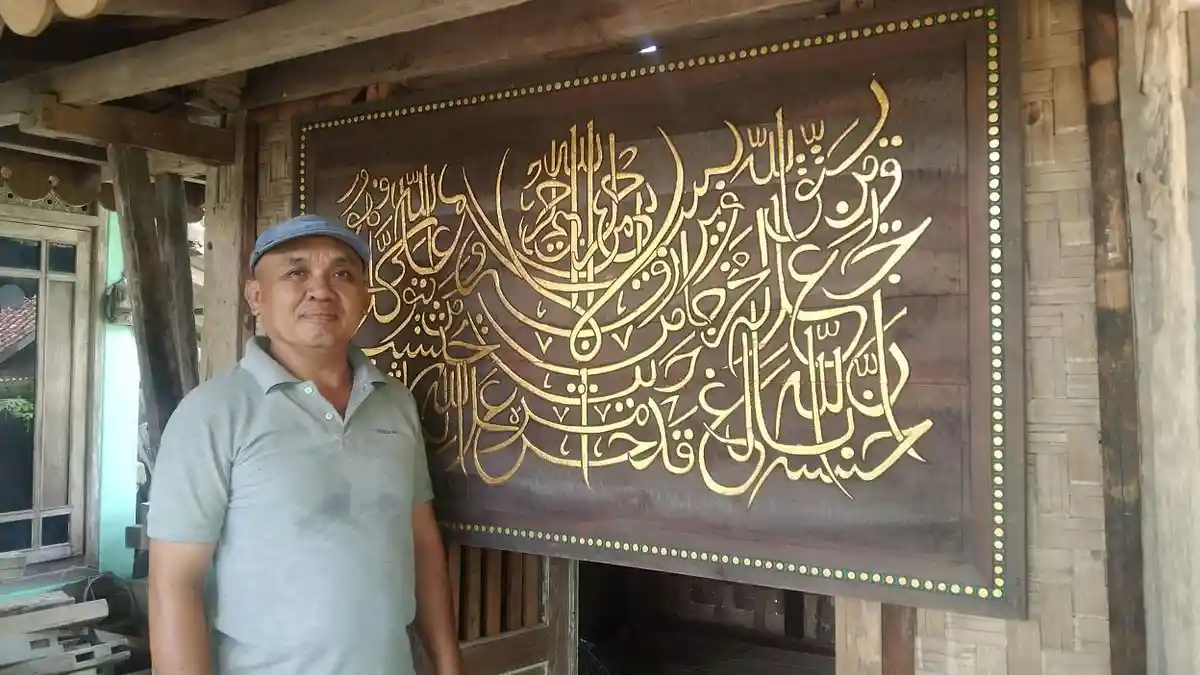 Melihat Cantiknya Kaligrafi Ukir Lukis Karya Darlam Seniman Asal Cilacap