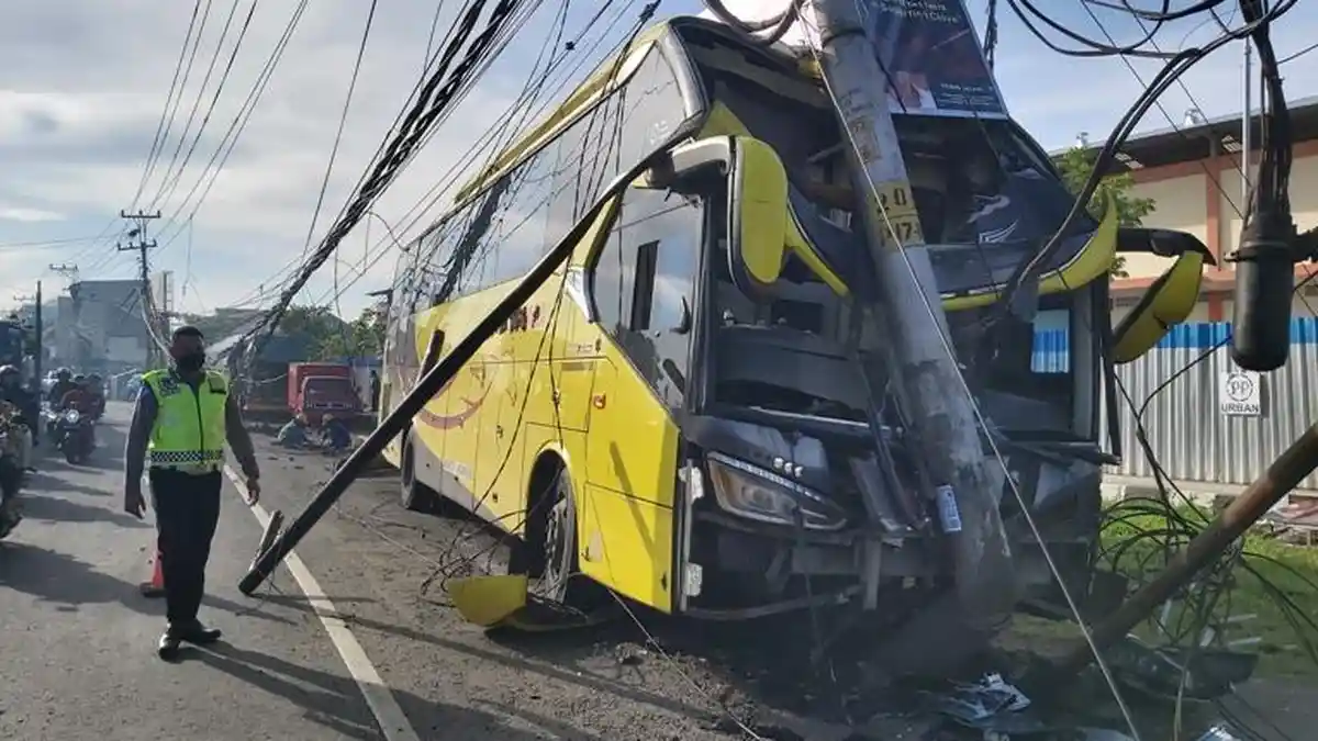 Bus Setia Negara Tabrak Tiang Listrik Sampai Ambruk Depan Pasar Wiradesa Pekalongan