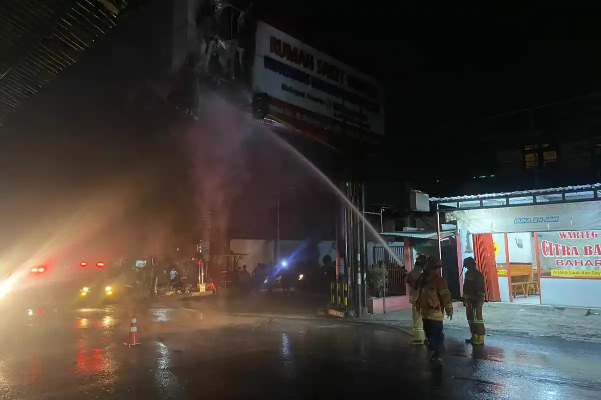 Baliho Rumah Sakit di Kota Malang Terbakar di Pinggir Jalan saat Pagi Buta, 3 Unit Damkar Diturunkan