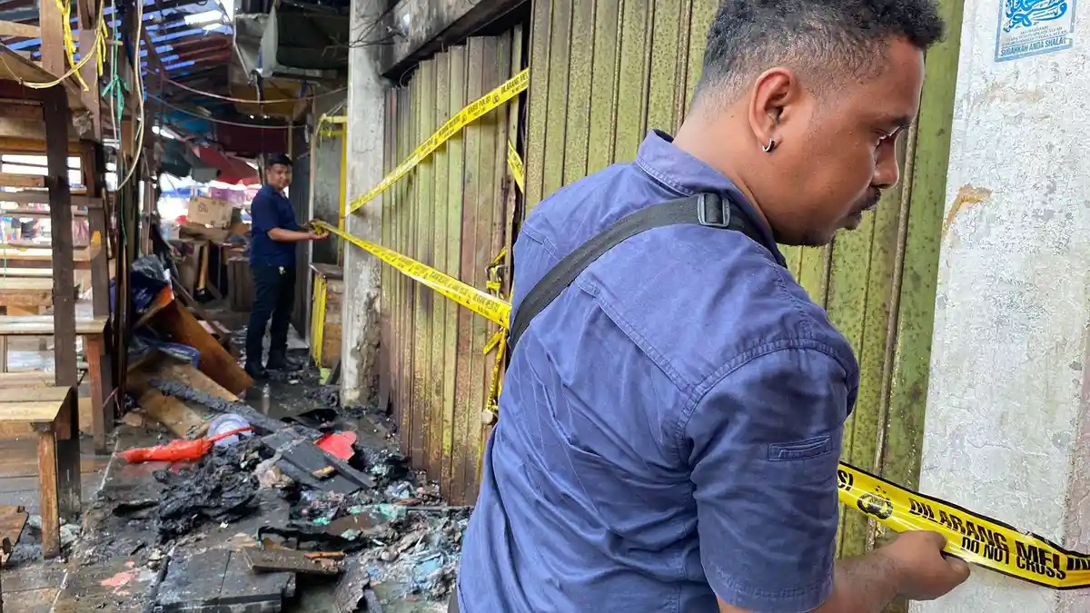 Olah TKP, Polisi Pasang Police Line di Lokasi Kebakaran Ruko Mardika Ambon