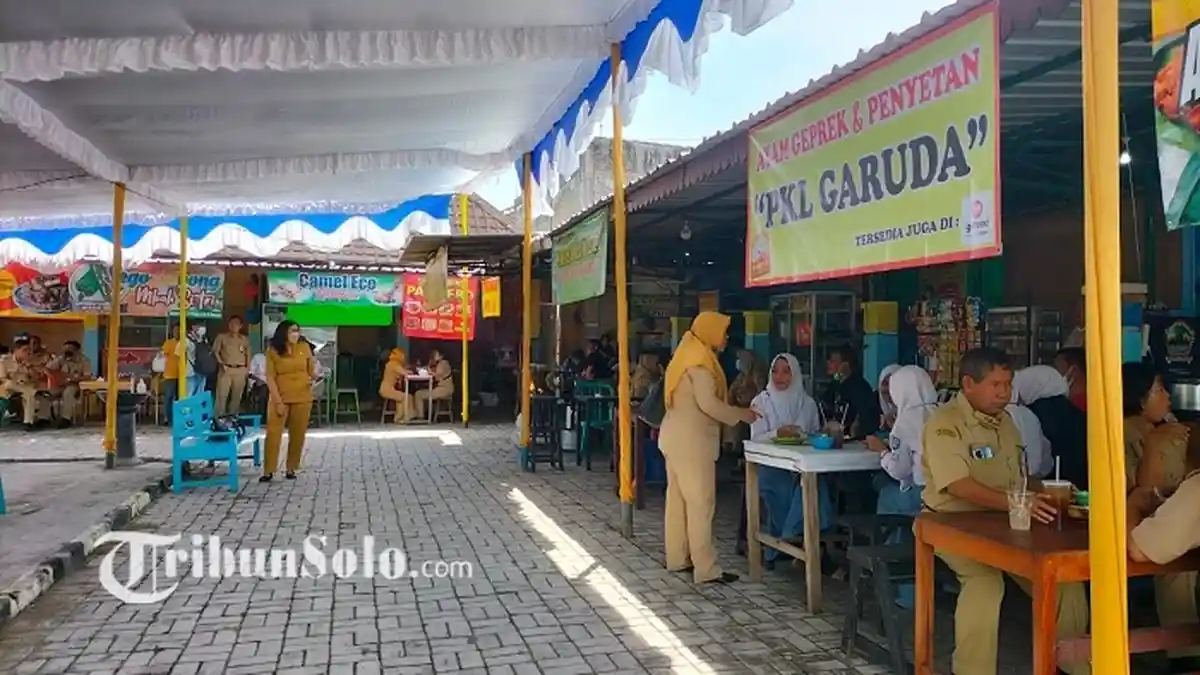 Senangnya PKL Garuda Sragen, Rombongan Berseragam PNS Datang Bukan untuk Menggusur tapi Memborong
