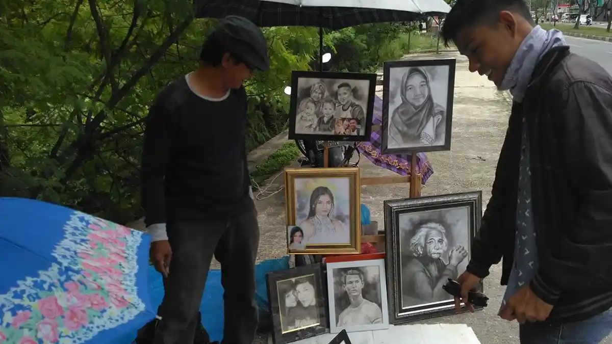 Ingin Punya Lukisan Wajah Sendiri, Cukup Datang ke Jalan Arifin Ahmad, Temui Pria Ini