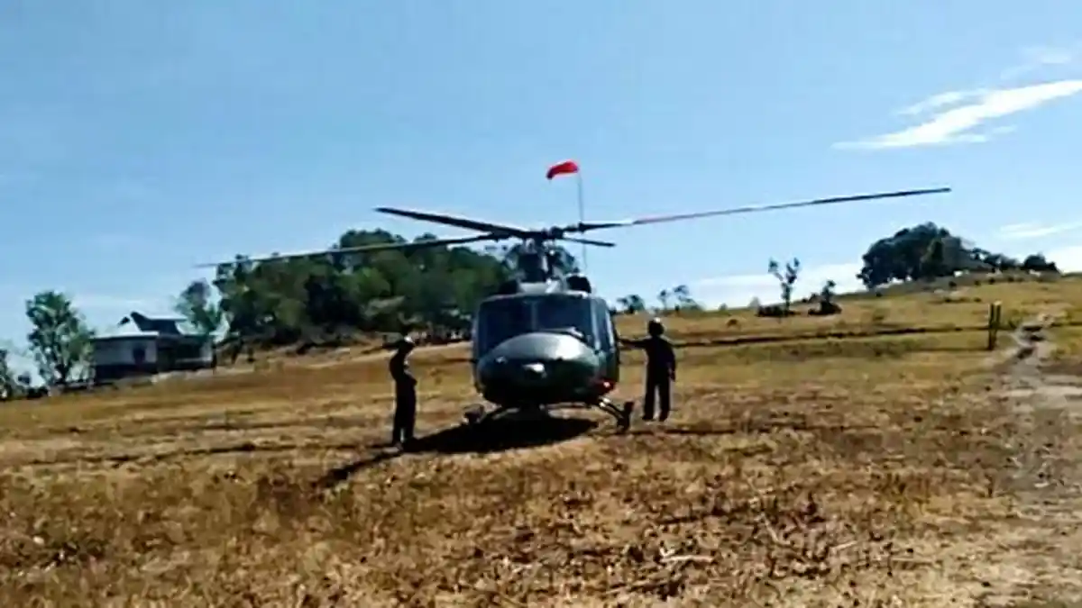 Helikopter Milik TNI AD Mendarat di Kaubele TTU Jadi Tontonan Warga