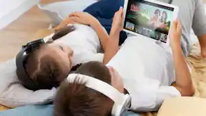 Gambar-Ilustrasi-Anak-Anak-Menonton-Youtube-sumber-freepik.jpg