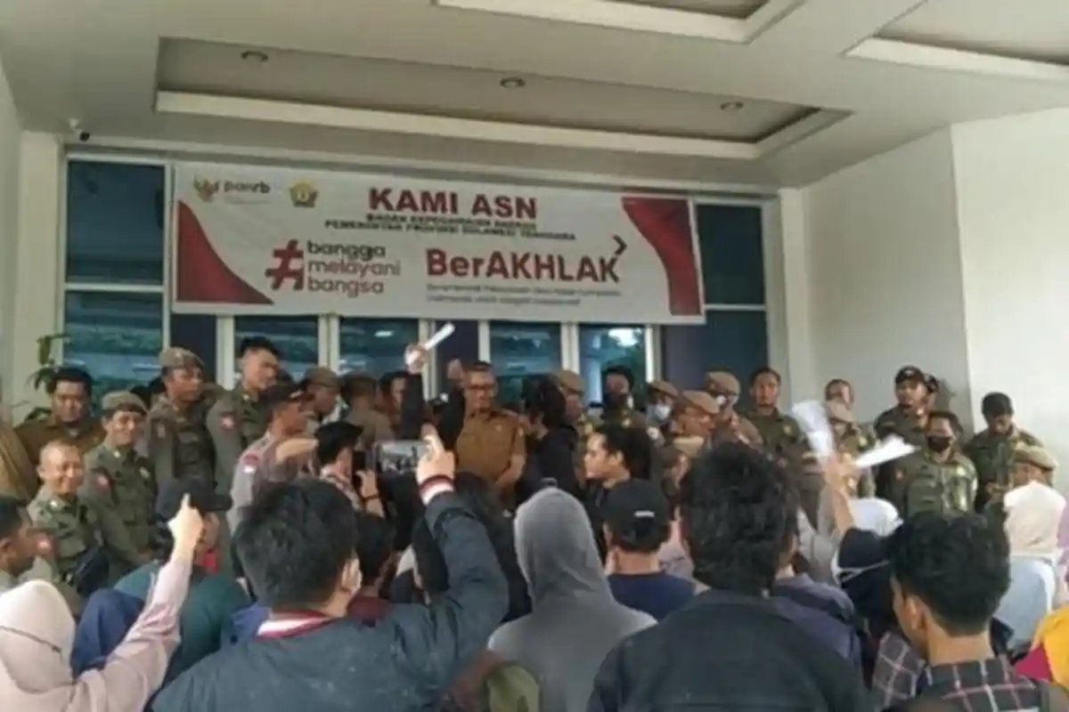 BREAKING NEWS Honorer RS Jantung Oputa Yi Koo Sulawesi Tenggara Unjuk Rasa di Kantor BKD Sutra