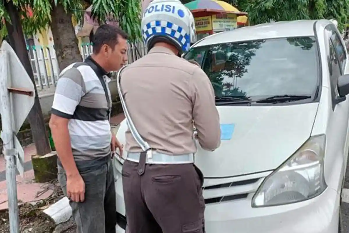 Polisi Tertibkan Parkir Liar di Jalan Hasanuddin Kediri, 6 STNK Disita, Pengendara Diminta Tertib
