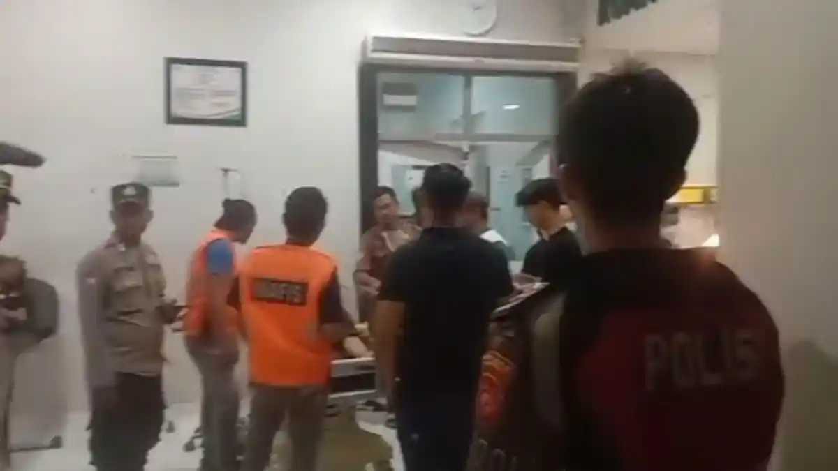 Lima Pemuda Dibawa ke IGD RSUD Indramayu Usai Tawuran Pakai Sajam di Toang Pecuk