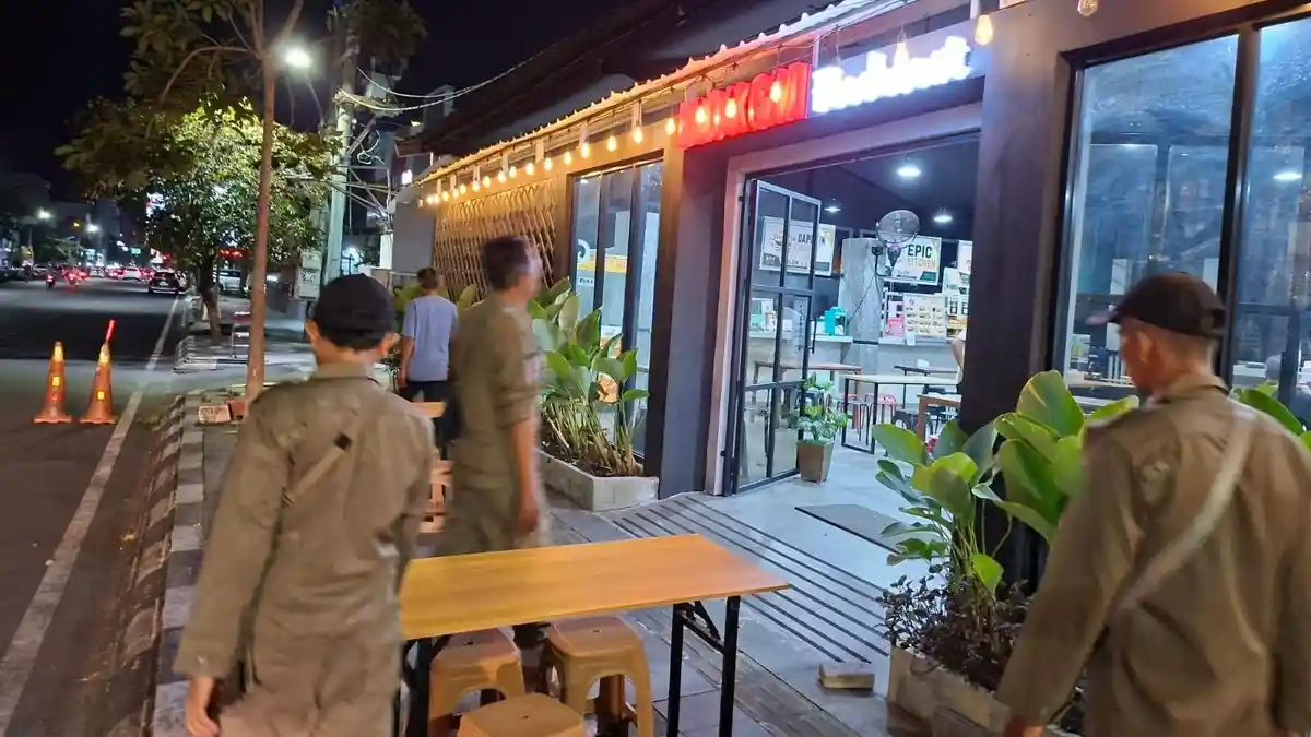 Usaha Kafe Gelar Kursi di Trotoar Blok GM Semarang Kena Tegur Satpol PP - Tribunjateng.com