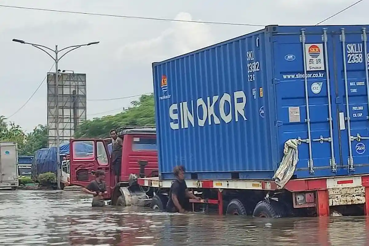 Hindari Jalan Pantura Kaligawe Semarang! Ketinggian Banjir Capai 90 Sentimeter, Sejumlah Truk Mogok