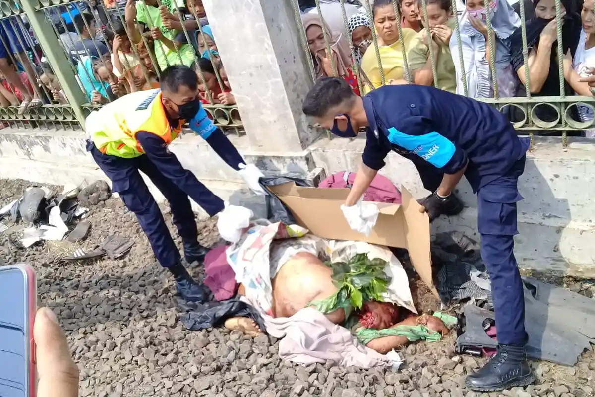 Pengendara Yamaha Mio Tertabrak Kereta Api Akibat Terobos Pintu Perlintasan