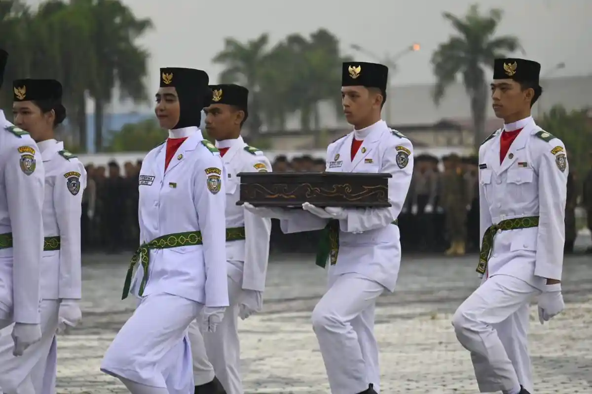 Diguyur Hujan, Paskibraka dan Warga Malinau Tetap Semangat Ikuti Upacara HUT ke-79 Kemerdekaan RI 