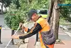 PPSU-Arief-Fadillah-Jaya-Laksana-55-saat-menyapu-trotoar.jpg
