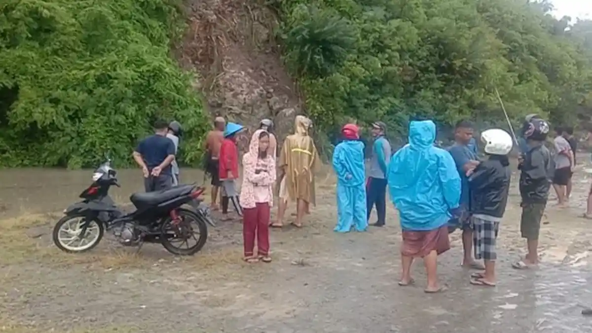 3 Orang Tertimbun Longsoran Tebing Setinggi 25 Meter