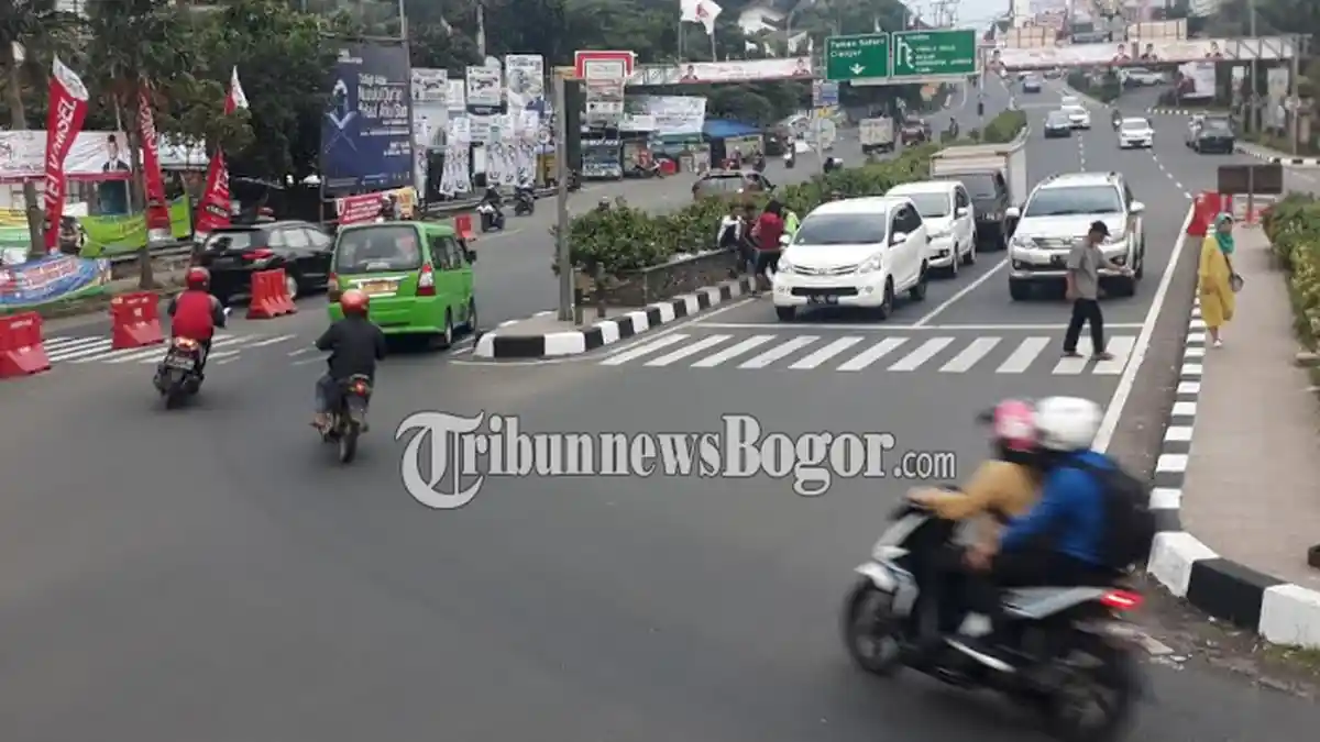 Lalu Lintas Kendaraan Di Simpang Gadog Puncak Sore Ini Ramai Lancar Dikedua Arah