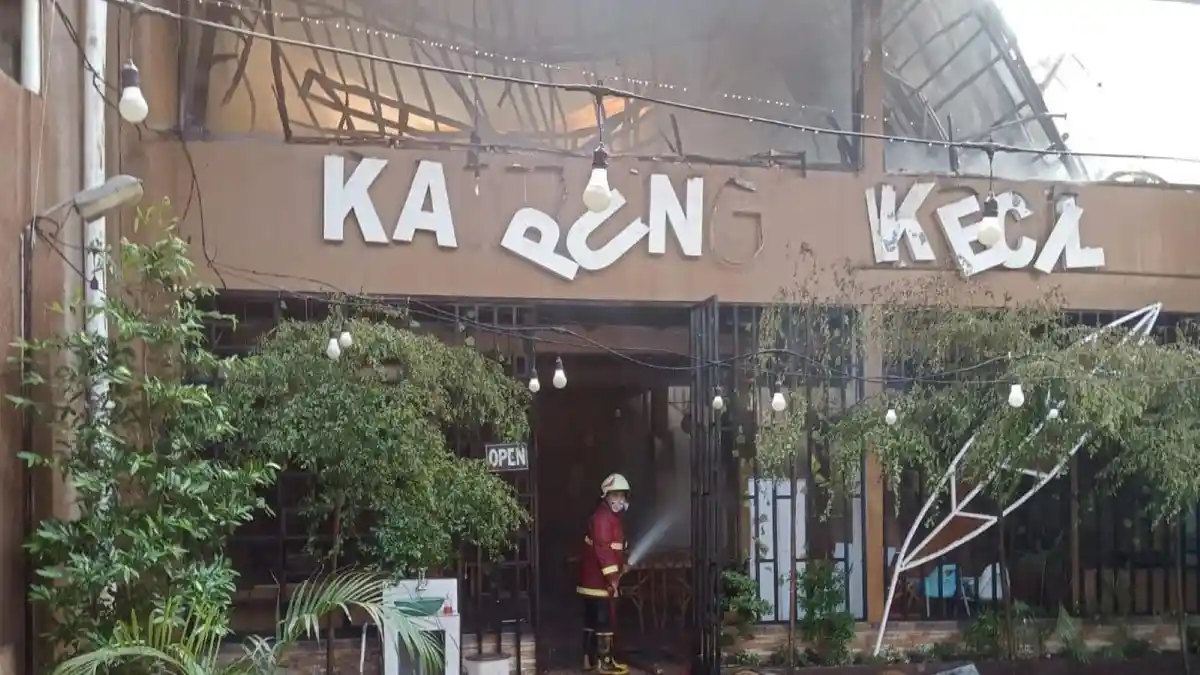 Karyawan Terluka usai Lompat dari Lantai 2 Restoran yang Kebakaran di Tangsel