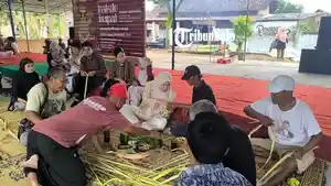 Masyarakat-gotong-royong-memasak-ketupat-atau-adang-kupat.jpg