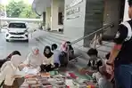 Mahasiswi-berbincang-di-lapak-Rabosore-di-kampus-Unesa.jpg