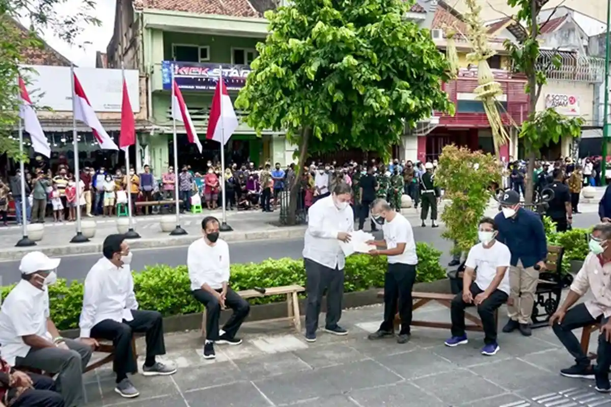 Menko Perekonomian Airlangga Hartarto Dampingi Presiden Joko Widodo Memulai Program BT-PKLW - menko-bidang-perekonomian-airlangga-hartarto-dampingi-presiden-joko-widodo-program-bt-pklw-02.jpg