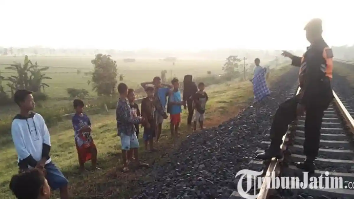 Berbahaya, Masyarakat Dihimbau Tidak Ngabuburit dan Bermain di Jalur Rel KA