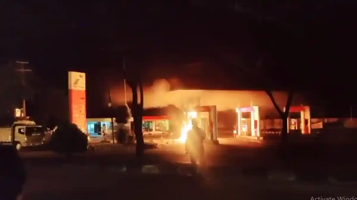 SPBU Indarung Padang Terbakar, Petugas Berhasil Padamkan Api tidak Menyebar ke Bangunan Lainnya