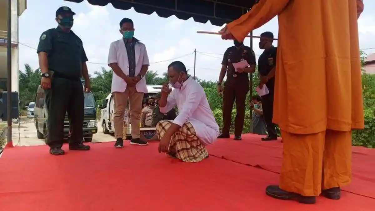 Oknum PNS Selingkuh dengan Tenaga Kebersihan, Sama-sama Sudah Berkeluarga, Kini Dicambuk 100 Kali