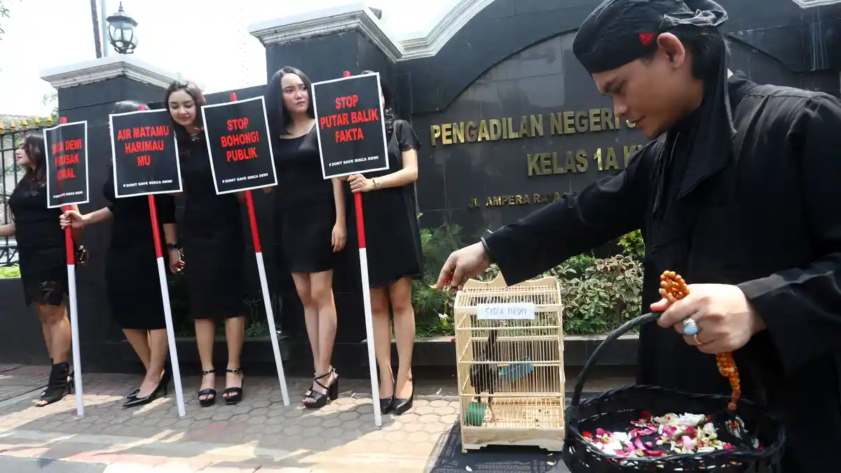 Bersihkan Hati Pedangdut Sisca Dewi, Mbah Mijan Gelar Ruwatan di Pengadilan, Didampingi Model Cantik