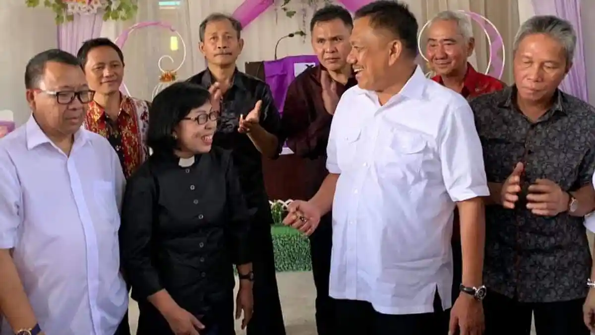Olly Tanda Tangani Prasasti Pembangunan Gereja GMIM Yerusalem Tumpaan Baru