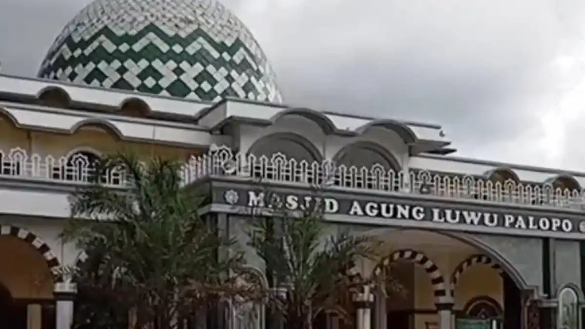 PJ Wali Kota Salat Id di Masjid Agung Luwu Palopo