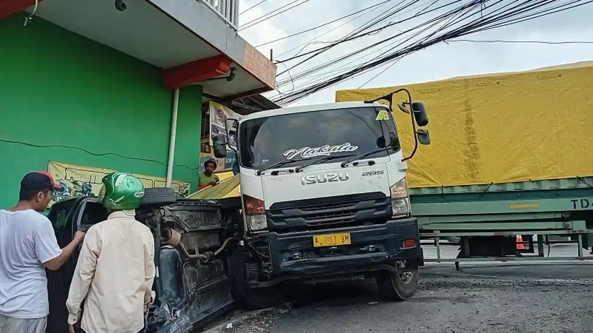 Truk Tronton Pecah Ban Hantam Dua Mobil Parkir di Kudus, Agus Cemas Melihat Truk tak Terkendali