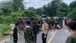 Truk-Roda-Enam-Terbalik-di-Jalan-Lintas-Jambi-Muara-Bulian-Batanghari.jpg