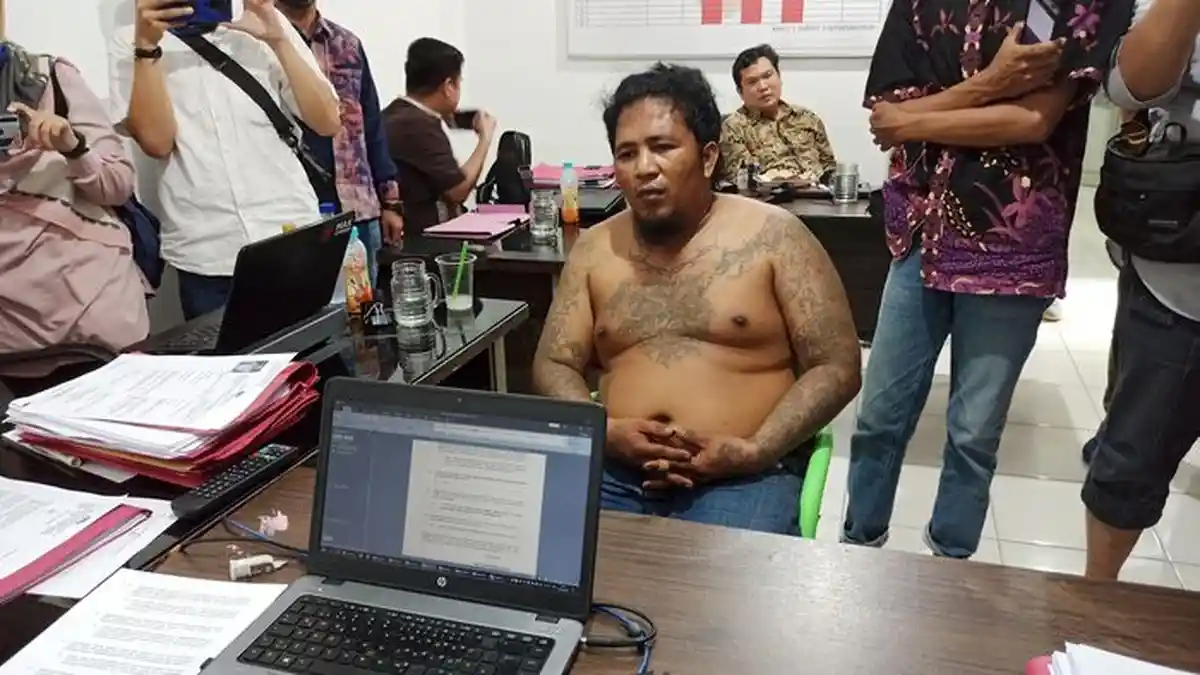 Sakit Hati Akibat tak Lagi Dipekerjakan, Pria Bertato di Banyuasin Curi Seng Perumahaan
