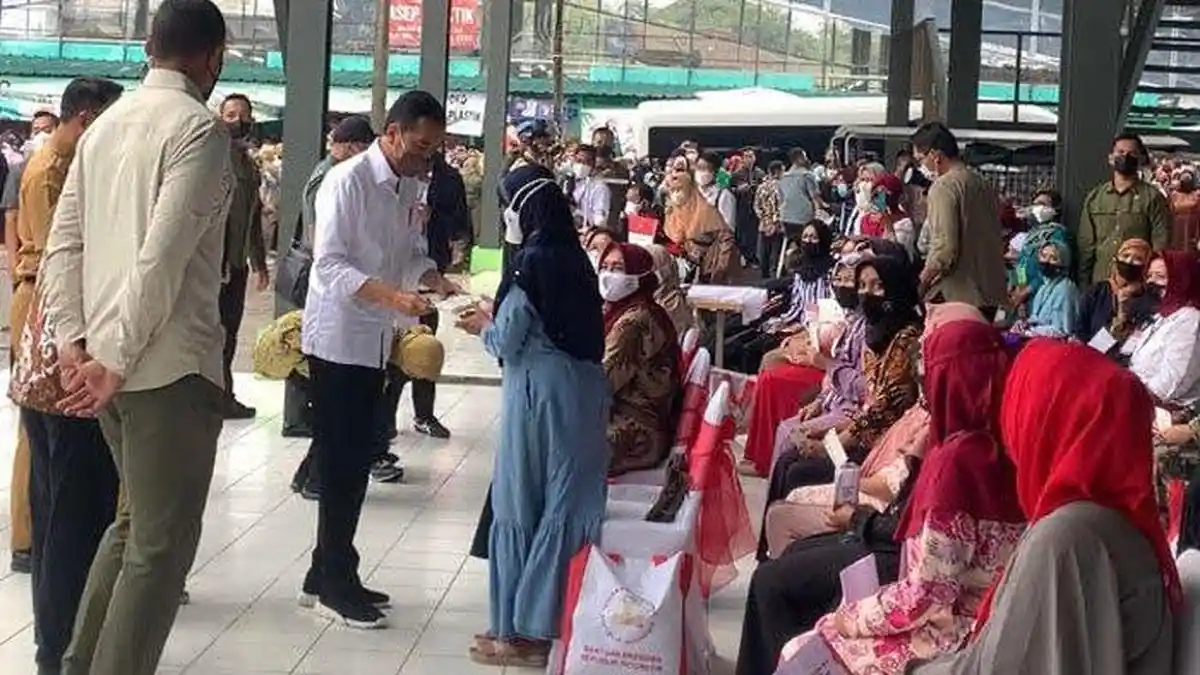 Presiden Jokowi Kunjungi Pasar Cisarua Puncak: Bagikan Baju Lebaran dan BLT