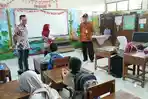 20250715_Ismail-Fahmi-berkomunikasi-dengan-siswa.jpg
