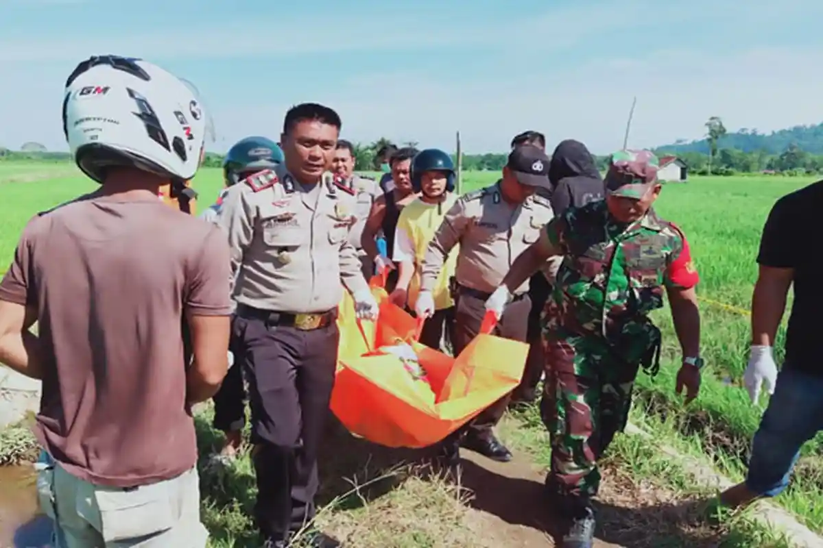 BREAKING NEWS - Mempawah HEBOH, Seorang Wanita Ditemukan Tewas Tanpa Busana di Sawah