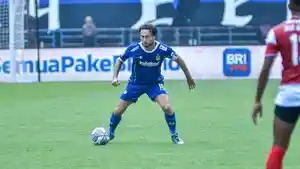 Marc-Klok-dengan-ban-kapten-melingkar-di-lengannya-saat-pertandingan-Persib-Bandung-vs-Madura-United.jpg
