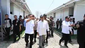 TINJAU-HUNIAN-SEMENTARA-Mendagri-Tito-Karnavian-bersama-Mensos.jpg