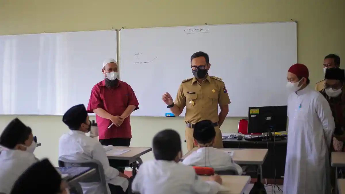 Cek PTM Terbatas di SMP Bintang Pelajar, Bima Arya Pastikan Prokes Dijalankan Sesuai Aturan