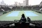 Penyemprotan Disinfektan di Tennis Indoor Senayan