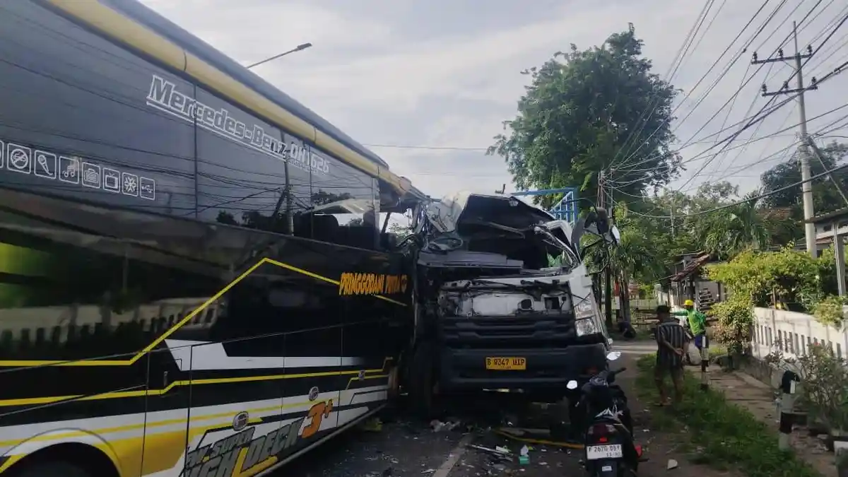 Bus dan Truk Adu Banteng di Wongsorejo, Sopir Truk Tewas
