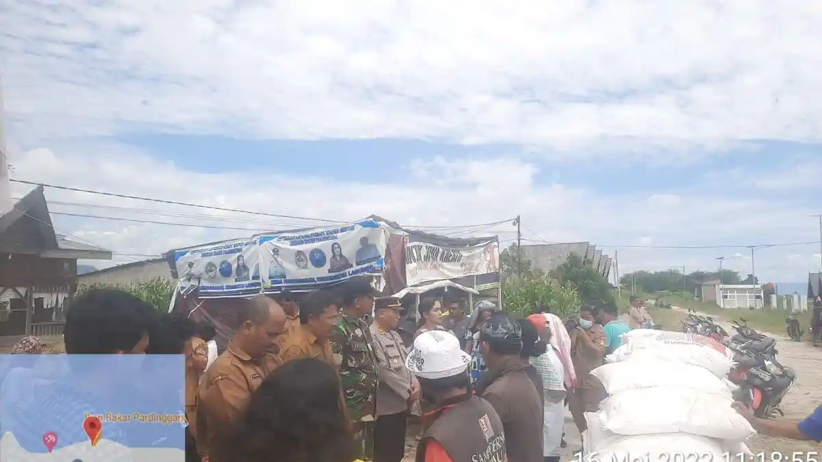 Dukung Program Ketapang, Kapolsek Laguboti Ikut Bagi Pupuk Bersumber Dana Desa Pardinggaran