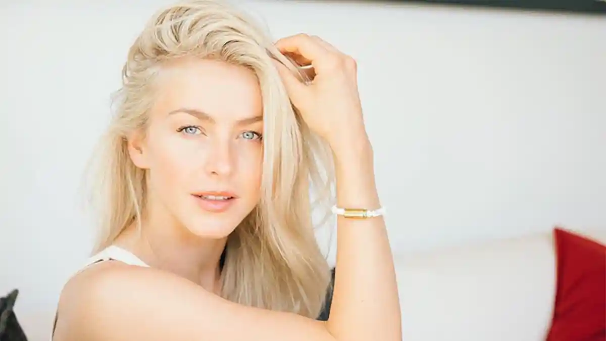 Jarang Diberitakan, Seleb Hollywood Julianne Hough Beri Kabar Bahagia dan Mengejutkan, Lihat Deh!