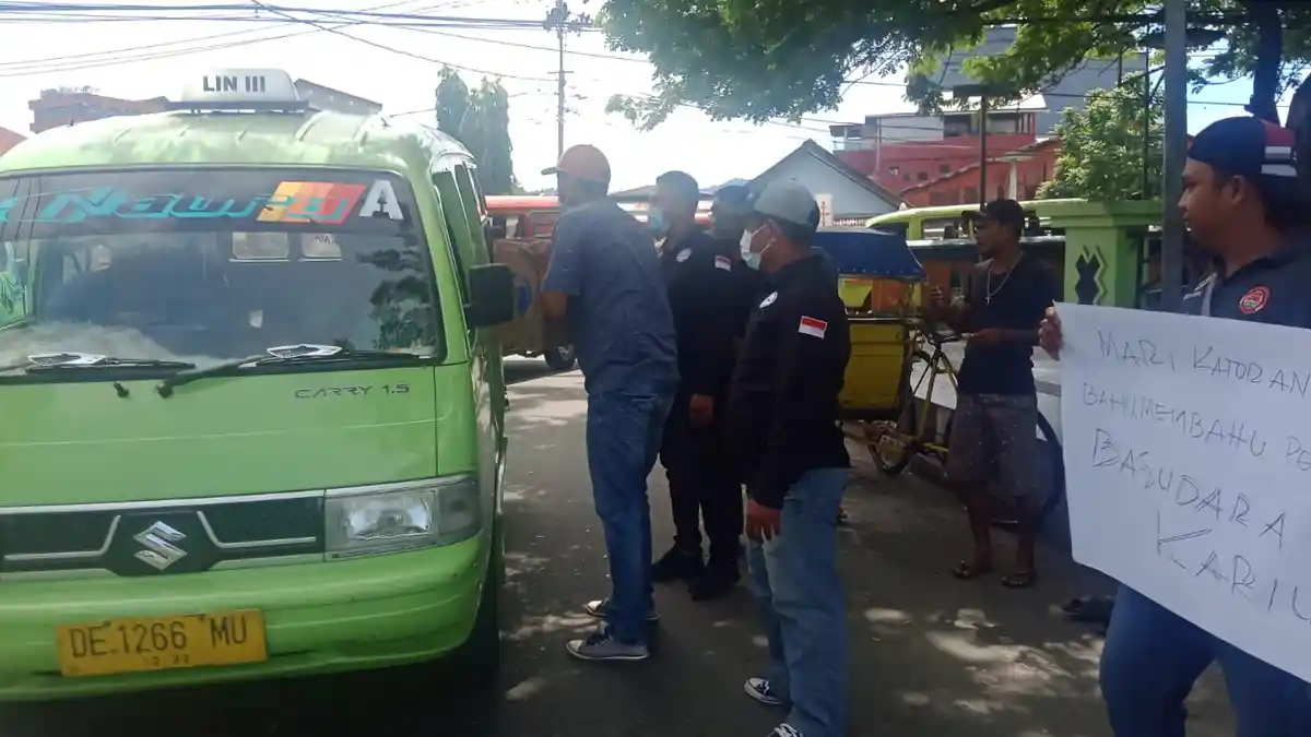 Peduli Pengungsi Kariu, Sopir Angkot Ambon Galang Dana di Jalan Tulukabessy