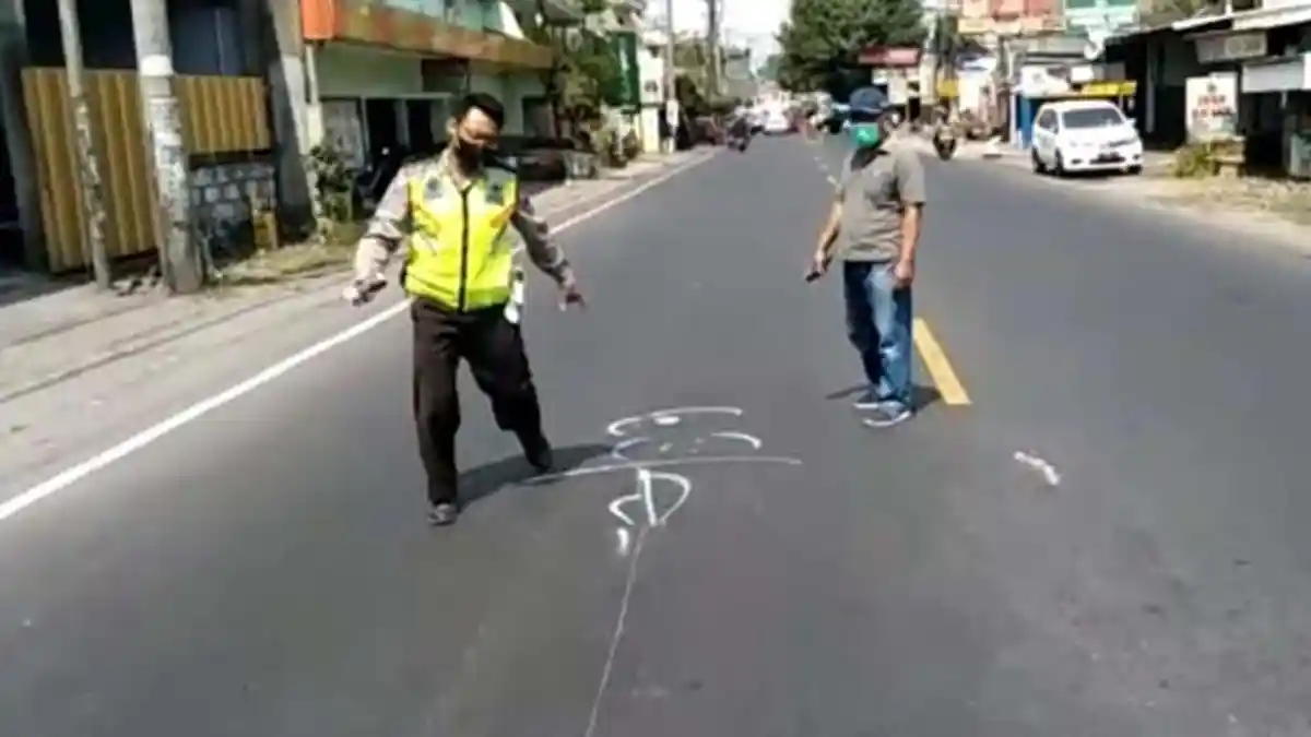 Mengerem Mendadak, Pengendara Ninja di Sidoarjo Jatuh dan Tertabrak Minibus, Meregang Nyawa di Jalan