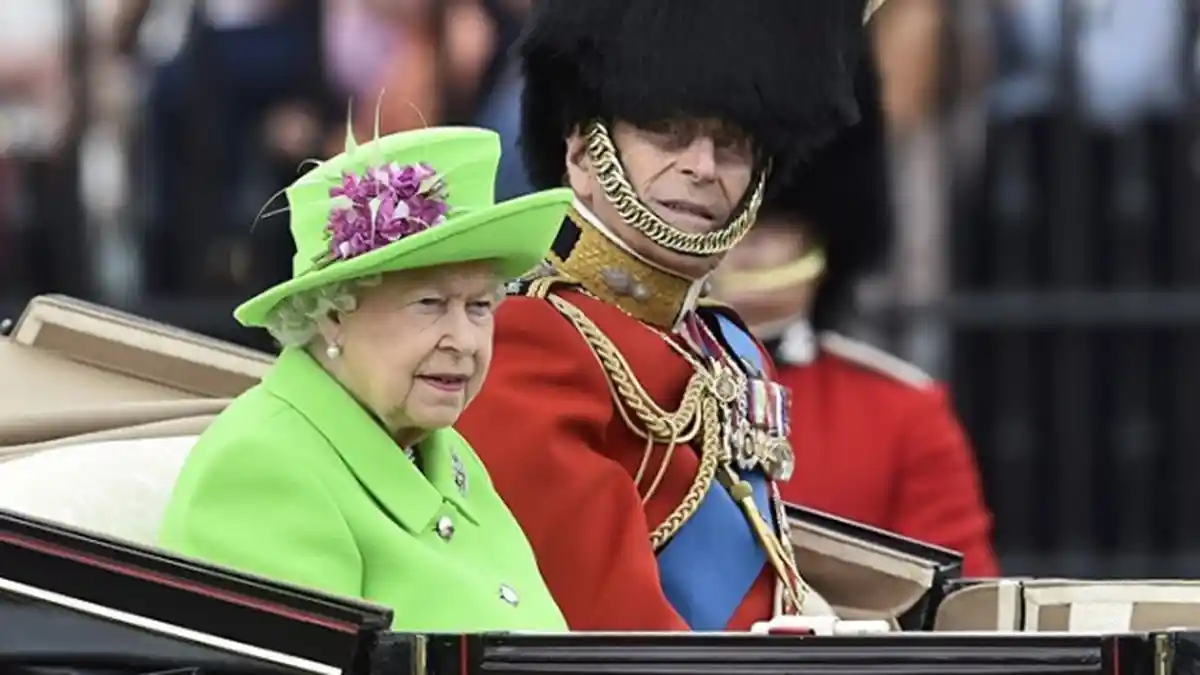 FOTO: Kocak, Ratu Elizabeth Dijadikan Guyonan Netizen dengan Sindir Pakaiannya
