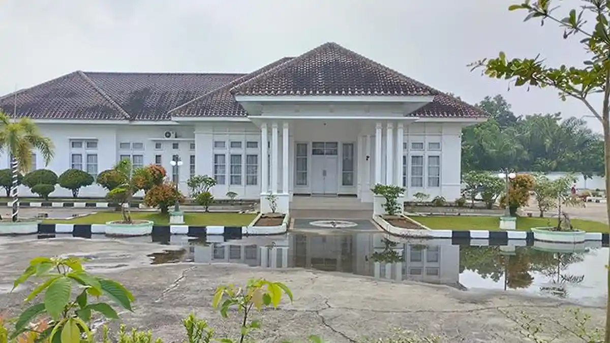 Misteri Keberadaan Bupati Kuansing Usai OTT KPK, Rumah Dinas Sepi, Rapat DPRD Ditunda - Tribunpekanbaru.com