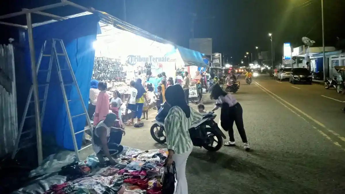 Warga Morotai Mulai Buru Baju Lebaran, Sasar Jualan Pedagang Musiman Pinggir Jalan
